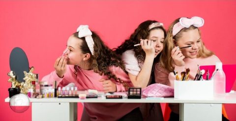 kinderen die zich opmaken