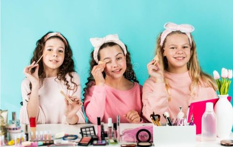 kinderen die zich opmaken