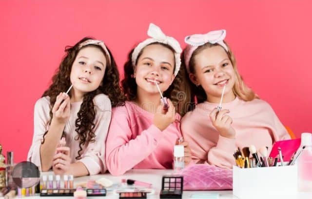 kinderen die zich opmaken