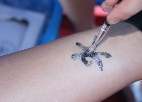 glittertattoo zetten