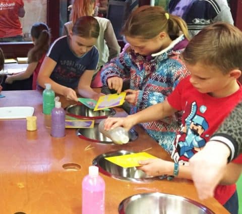 kinderen die zandtekeningen maken